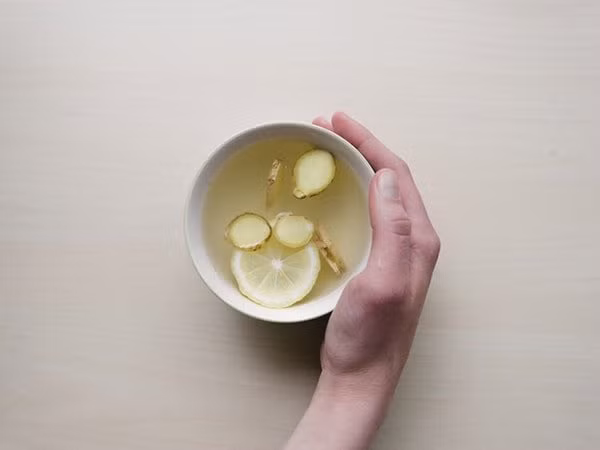 Gừng là một trong những phương pháp chữa nghẹt mũi tốt nhất. Chỉ cần thêm vài lát vào cốc trà hoặc nhai sống để đạt kết quả tốt nhất. Ảnh: Boldsky.