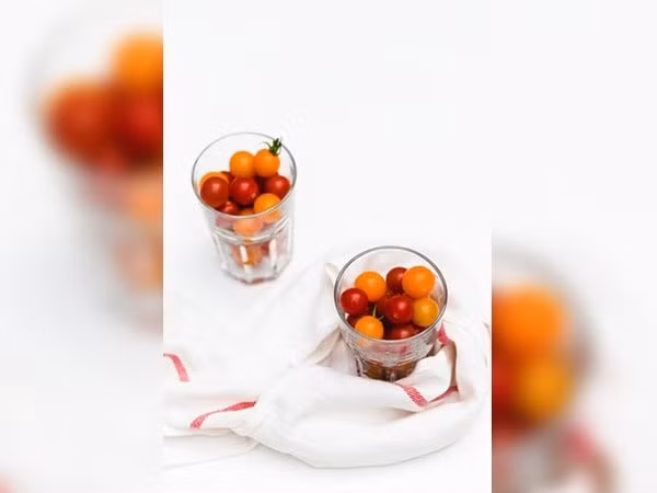 Chuẩn bị vài lát cà chua và muối cho vào máy xay cùng nước. Thêm một miếng gừng vào hỗn hợp trên để tăng hiệu quả. Uống ít nhất hai lần mỗi ngày để giảm dịch nhầy thông mũi. Ảnh: Boldsky.