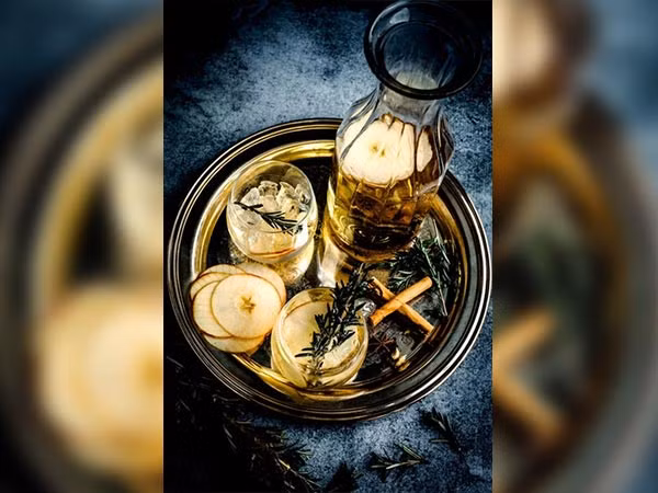 Trộn hai muỗng canh giấm với nước ấm và uống ba lần mỗi ngày để có được kết quả tốt nhất. Bạn có thể thêm mật ong vào hỗn hợp này để trị nghẹt mũi hiệu quả hơn. Ảnh: Boldsky.