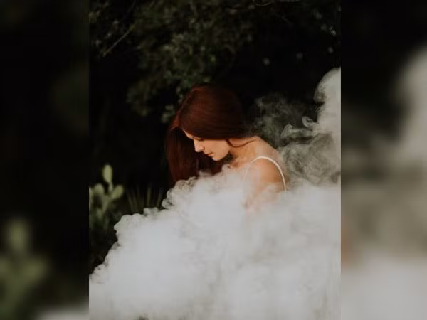 Xông hơi là một cách điều trị các bệnh hô hấp có từ lâu đời của Ấn Độ. Đây cũng là mẹo chữa nghẹt mũi hiệu quả và dễ thực hiện. Chỉ cần đun sôi nước trong một cái nồi lớn. Đặt một tấm khăn trải giường phủ lên đầu bạn để hơi nước từ từ thông mũi bạn. Ảnh: Boldsky.