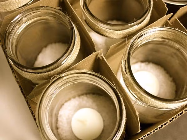 Hòa một ít muối vào nước ấm rồi đổ vào một ống nhỏ mũi. Dung dịch này sẽ làm giảm dịch trong mũi, giúp bạn thở dễ dàng hơn. Ảnh: Boldsky.