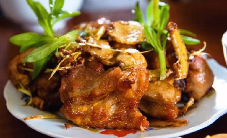 Bê chao: Đây là đặc sản Mộc Châu nổi tiếng số một. Thịt bê non được xắt thành từng miếng nhỏ, đem ướp với gia vị rồi chao qua lớp dầu sôi. Thành quả thu được là đĩa thịt bê chao vàng ươm, nghi ngút khói. Khi ăn thịt mềm, vị ngọt, không ngấy, da giòn và có mùi thơm hấp dẫn. Bê chao ăn ngon nhất là lúc còn nóng và hợp với thời tiết mưa lạnh. Ảnh: Toidi.