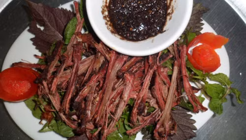 Thịt trâu gác bếp: Đây là món đặc sản của người Thái đen trên mảnh đất Mộc Châu được làm từ thịt của những chú trâu, bò chăn thả tự do trên cao nguyên. Thịt được cắt thành miếng to đem ướp qua gia vị như: ớt, gừng, đặc biệt là mắc khén đem để lên gác bếp. Thịt được làm chín bởi khói bếp và hơi nóng từ bếp tỏa ra. Thịt trâu gác bếp đặc biệt ngon khi ngồi nhâm nhi cùng chén rượu ngô trong tiết trời se lạnh. Ảnh: Blogdacsanvietnam.