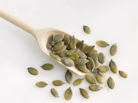 12. Có lợi cho phụ nữ sau mãn kinh: Dầu hạt bí đỏ rất giàu phytoestrogen tự nhiên và các nghiên cứu cho thấy nó có thể giúp gia tăng đáng kể cholesterol HDL “tốt”, cùng với việc giảm huyết áp, giảm cơn nóng bừng, nhức đầu, đau khớp và các triệu chứng mãn kinh khác cho phụ nữ sau mãn kinh. Ảnh: Getty.