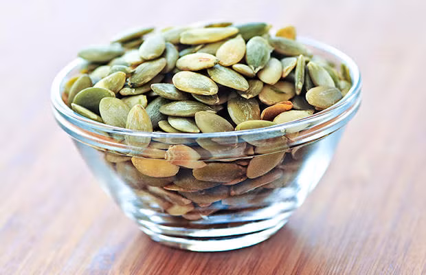 8. Hỗ trợ giúp giảm cân: Hạt bí ngô rất giàu chất xơ và protein, đó là yếu tố cần thiết để giảm cân. Lý do khi ăn hạt bí ngô, giúp bạn cảm thấy no lâu hơn. Trong mỗi một cốc hạt bí ngô có khoảng 285 calo. Ảnh: Getty.