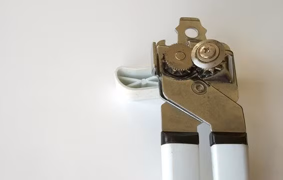 Đồ khui hộp là một trong những vật dụng nhà bếp rất bẩn. Hãy thường xuyên rửa dụng cụ này bằng nước nóng và xà phòng sau mỗi lần sử dụng. Ảnh: Getty.