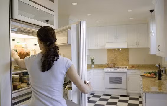 Bồn rửa mặt là một trong những điểm bẩn kinh hoàng nhất trong bếp nhà bạn. Vì vậy, sau khi rửa bát xong, bạn nên vệ sinh lại bồn rửa bằng xà phòng. Ảnh: Getty.