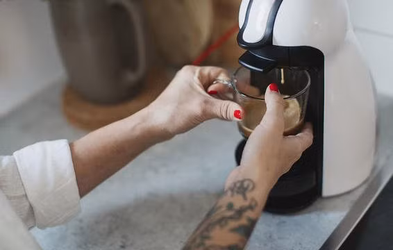Máy pha cà phê được coi là nơi trú ngụ của vi khuẩn và nấm mốc. Do vậy, bạn hãy thay nước sau mỗi lần sử dụng và dùng giấm rửa máy. Ảnh: Getty.