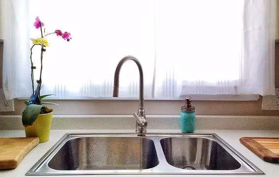 Tủ lạnh cũng là một nơi có nhiều vi khuẩn gây hại sức khỏe. Hãy nhớ lau chùi tủ lạnh mỗi tháng một lần, tẩy sạch bằng nước nóng và xà phòng. Ảnh: Getty.