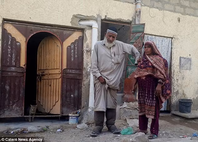 Hiện, người cha 4 con này rất mong được Chính phủ hỗ trợ chi phí điều trị để ông có cuộc sống bình thường như bao người khác. Ảnh: CNA.