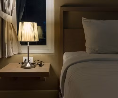 11. Bật đèn ngủ: Nếu bạn thường xuyên ngủ với ánh đèn, bạn có thể làm rối loạn giấc ngủ, ảnh hưởng tới sức khỏe. National Sleep Foundation ghi nhận rằng tiếp xúc với ánh sáng trong thời gian ngủ sẽ kích thích đường dẫn thần kinh từ mắt đến não và lần lượt có thể ảnh hưởng đến hormone ngủ, nhiệt độ cơ thể và sóng não ảnh hưởng đến chất lượng giấc ngủ của chúng ta. Ảnh: Eatthis.