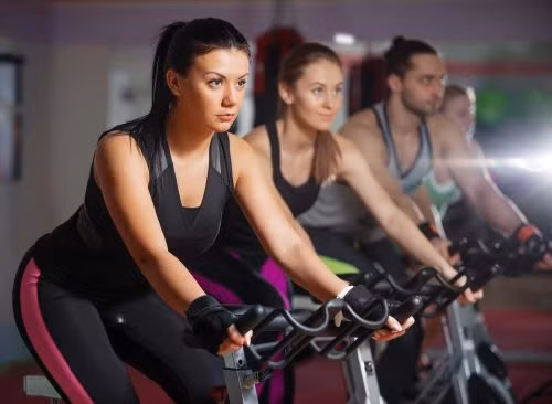 8. Tập thể dục quá sức buổi tối: Mặc dù các bài tập nặng, có tác động lớn có thể giúp bạn giảm cân nhanh hơn nhưng nó lại có thể làm gián đoạn chu trình ngủ của bạn. Do đó, bạn chỉ nên chọn một số tập thể dục nhẹ trước khi ngủ để không làm gián đoạn giấc ngủ. Ảnh: Eatthis.