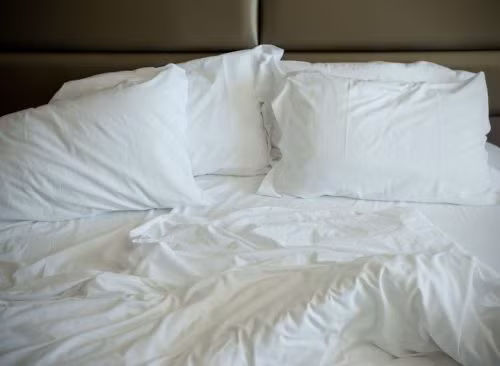 12. Ngủ trên giường không thoải mái: Thay vì cố gắng ngủ trên chiếc giường khó chịu, bạn hãy đầu tư đệm và gối êm ái để có một giấc ngủ ngon. Việc ngủ trên chiếc giường thoải mái làm cho bạn ít muốn thức dậy và lấy một bữa ăn nhẹ. Vì vậy, hãy mặc đồ ngủ tốt nhất, đắp chiếc chăn yêu thích nhất và nằm ở vị trí ngủ thoải mái nhất để bạn không còn muốn dậy mở tủ lạnh ăn đêm nữa. Ảnh: Eatthis.