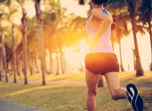 7. Chạy bộ buổi tối: Thói quen này cũng không hề giúp bạn giảm cân. Thay vào đó, bạn có thể tập yoga. Thực hành yoga là một trong những hình thức tập thể dục tốt nhất cho trí não và đường ruột của bạn. Theo một nghiên cứu, những phụ nữ thừa cân tập yoga hàng ngày sẽ giảm cân đáng kể và có ý thức ăn uống lành mạnh hơn. Ảnh: Eatthis.