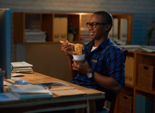 6. Ăn tối muộn: Nghiên cứu do tổ chức Obesity Society thực hiện cho thấy rằng ăn bữa tối sớm hơn trong ngày có thể giúp bạn giảm cân vì bạn có nhiều thời gian để đốt cháy calo. Ảnh: Eatthis.