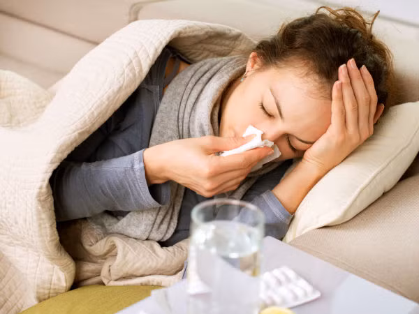 Bạn có thể bị cảm cúm vào bất kỳ mùa nào trong năm và nhất là vào mùa lạnh. Do đó, hãy cẩn trọng với một số thói quen hàng ngày có thể khiến bạn mắc cảm cúm. Ảnh: Boldsky.