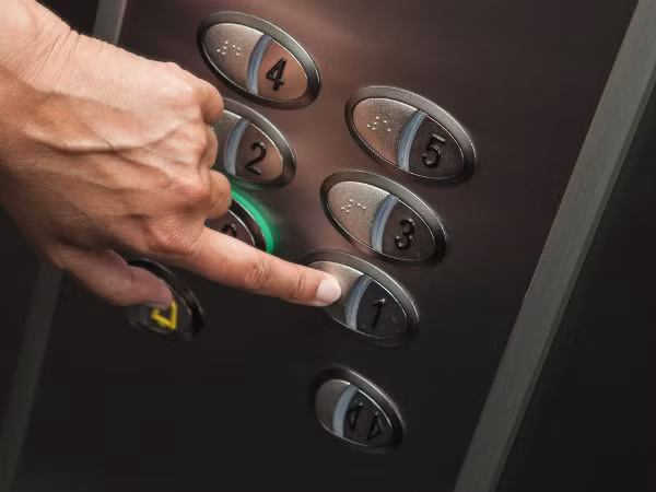 Đi thang máy: Đi thang máy thường xuyên có thể khiến bạn tăng khả năng mắc cảm cúm vì bạn có nguy cơ tiếp xúc gần với những người nhiễm bệnh. Ảnh: Boldsky.