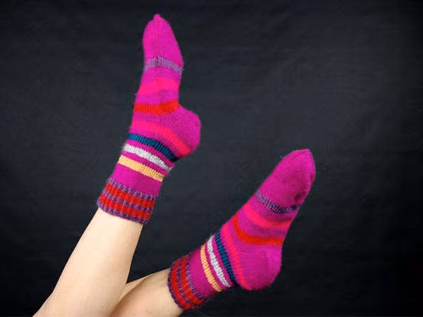 Để bàn chân lạnh: Đây là thói quen khiến bạn dễ mắc cảm cúm. Việc giữ bàn chân ấm áp bằng cách đi tất là điều quan trọng, đặc biệt là trong mùa lạnh. Khi bàn chân lạnh sẽ khiến nhiệt độ cơ thể giảm theo và dễ bị cảm cúm. Ảnh: Boldsky.