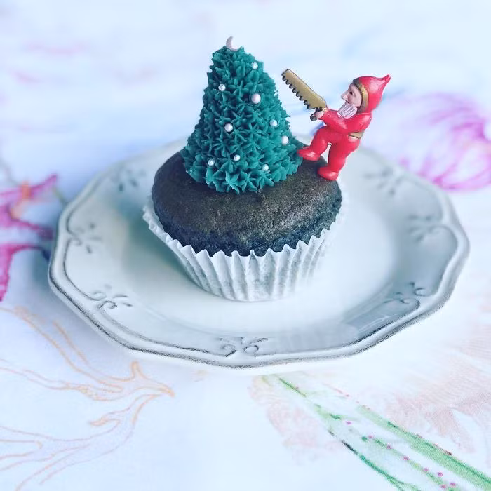 Ông già Noel đang cắt bánh cây thông. Ảnh: BP.