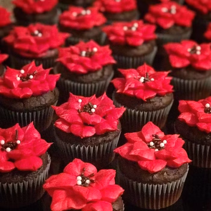 Những chiếc bánh rực màu Noel. Ảnh: BP.