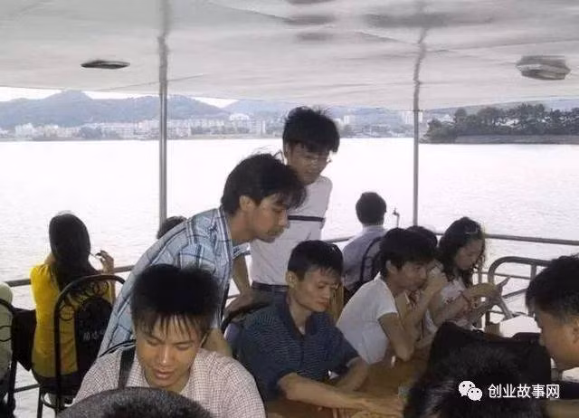 Những giây phút nghỉ ngơi, thư giãn ngoài trời hiếm hoi của Jack Ma và các nhân viên.