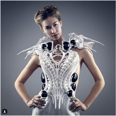 Nếu bạn không thích những nơi đông đúc, đặc biệt trong giờ cao điểm, thì chiếc váy nhện này là những gì bạn cần. Đây là một trong những trang phục độc đáo chúng ta có thể sẽ mặc trong tương lai. Ảnh: BS.