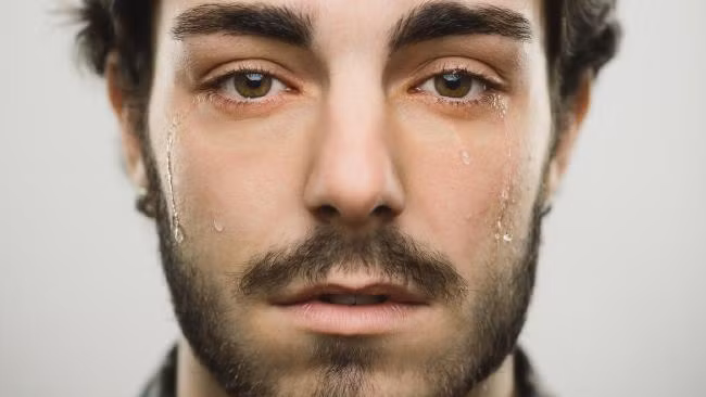 9. Giảm cao huyết áp: Khóc không chỉ làm giảm áp lực lên cơ thể mà còn giúp loại bỏ muối thừa. Cả căng thẳng và muối đều có thể gây tăng huyết áp. Vì vậy, nếu có vấn đề với huyết áp, hãy để cơ thể tự do thể hiện theo cảm xúc của mình. Điều này sẽ ngăn chặn việc tăng huyết áp, tránh gây tổn hại cho sức khỏe. Ảnh: Newsapi.