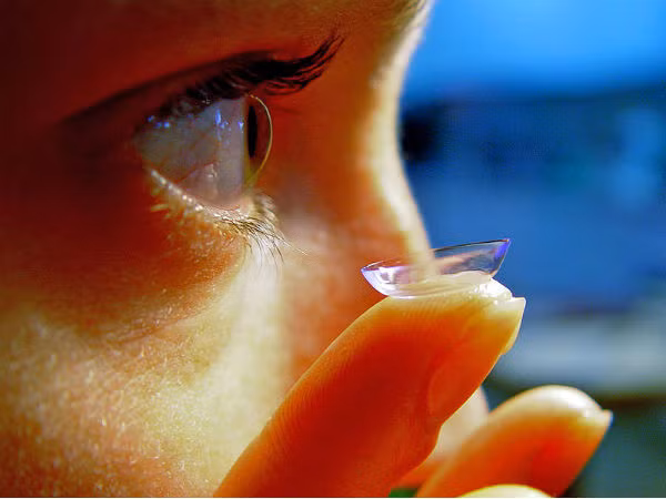 8. Đeo kính áp tròng sau khi trang điểm: Việc bạn trang điểm xong xuôi mới đeo kính rất dễ khiến cho mắt bị tổn thương vì bụi phấn hoặc những nguyên liệu trang điểm dễ bám vào tròng kính. Để tránh làm dính những thứ trang điểm lên kính, hãy đeo lens trước khi trang điểm và tháo chúng ra trước khi lau chùi trang điểm quanh mắt. Ảnh: Boldsky.