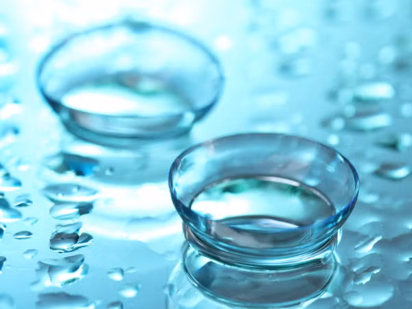 7. Đặt kính trong miệng: Miệng của bạn có nhiều vi khuẩn có thể xâm nhập vào kính. Nếu bạn không lau kính mà cứ thế đặt vào mắt thì điều này có thể dẫn đến nhiễm trùng trong mắt. Ảnh: Boldsky.