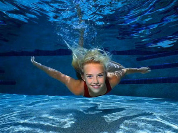 10. Đeo kính áp tròng khi bơi hoặc tắm vòi sen: Khi tiếp xúc với nước, kính áp tròng có thể “trôi” khỏi vị trí ban đầu, làm ảnh hưởng tới tầm nhìn và còn có thể gây tổn thương tới mắt. Không những thế, loại ký sinh trùng Acanthamoeba được tìm thấy trong nước máy, nước bể bơi hay ngoài biển rất thích “bám” vào kính áp tròng, sau đó tấn công trực tiếp giác mạc, ăn mòn chúng…Ảnh: Boldsky.