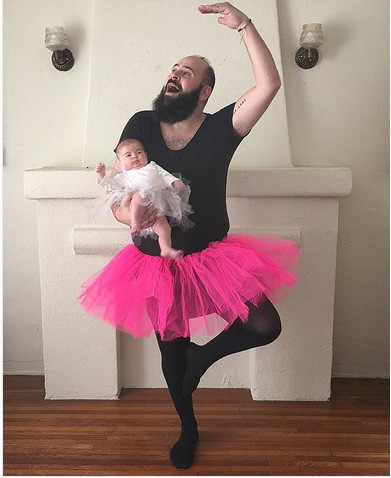 Hai bố con múa bale thật vui vẻ. Ảnh: Bright Side.