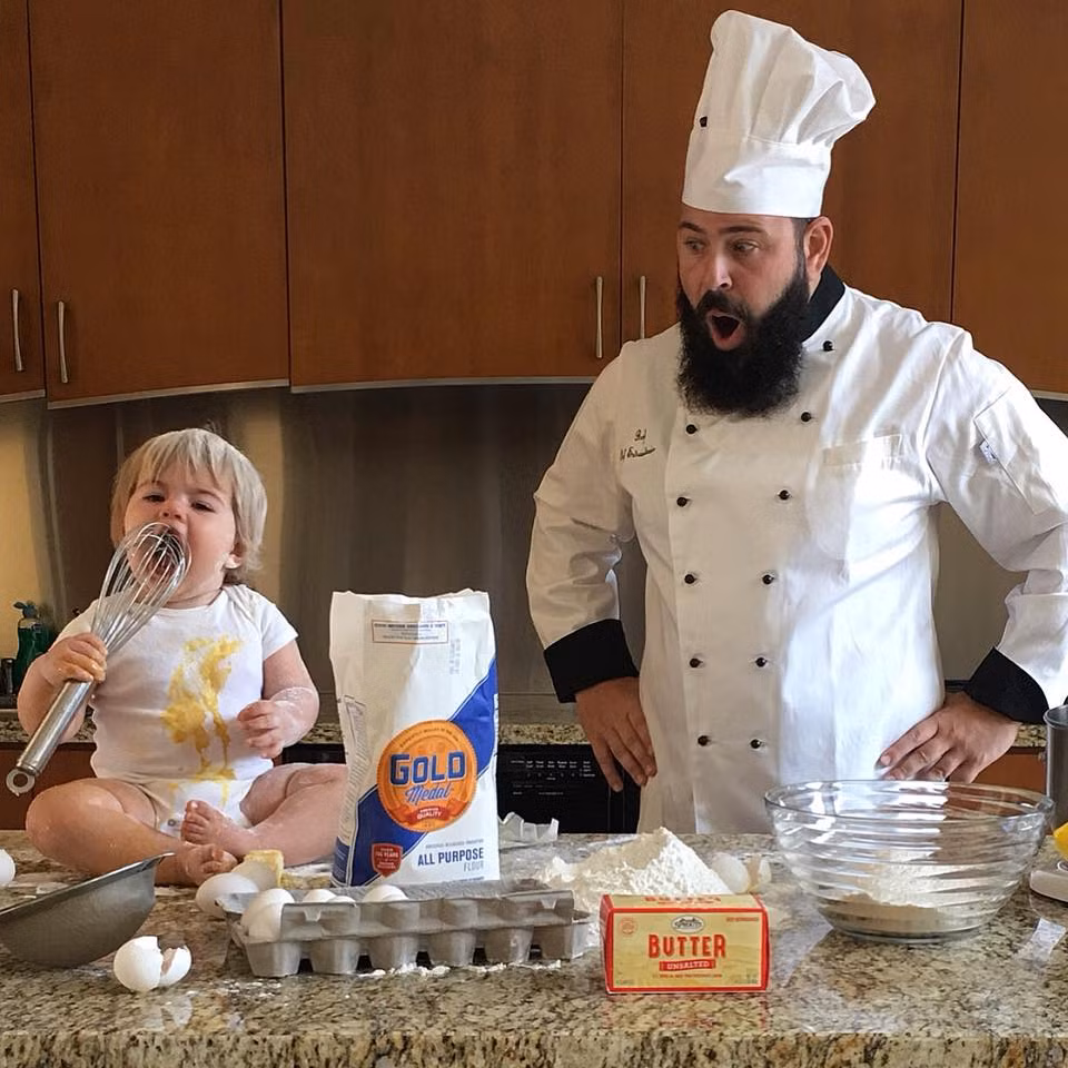 Vào bếp nấu ăn nào con yêu. Ảnh: Bright Side.