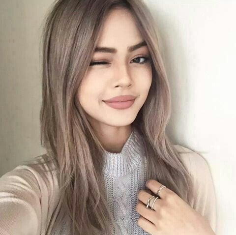 Chắc chắn tóc nhuộm màu nâu khói sẽ rất thịnh hành trong năm 2018.