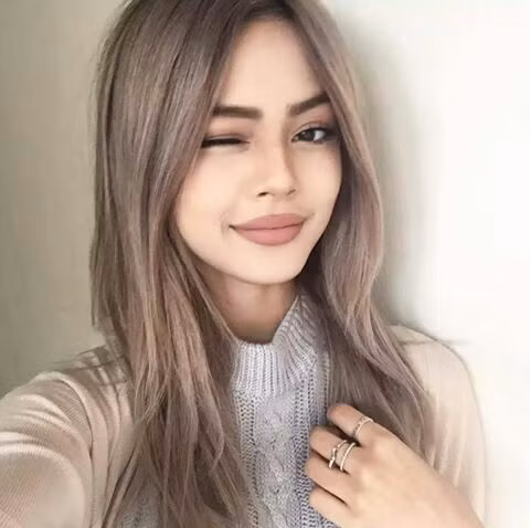 Chắc chắn tóc nhuộm màu nâu khói sẽ rất thịnh hành trong năm 2018.