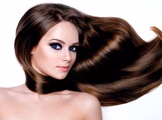 Tóc nhuộm màu nâu socola hứa hẹn sẽ lên ngôi trong năm 2018. Tuy không phải là màu tóc nhuộm mới nhưng nó chắc chắn sẽ tạo cho bạn gái diện mạo trẻ trung và tinh tế.