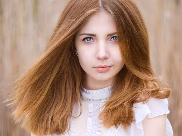 Màu tóc nâu vàng làm sáng gương mặt, đồng thời giúp các cô gái trông tươi trẻ và không kém phần cá tính.