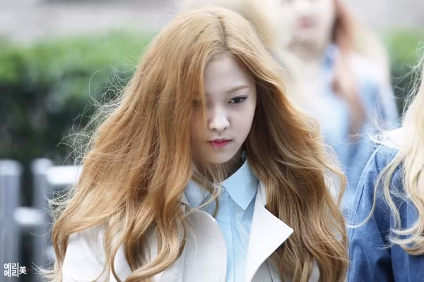 Tóc màu nâu vàng là gam màu hiện đại được nhiều cô nàng chọn cho mình trong năm 2018.