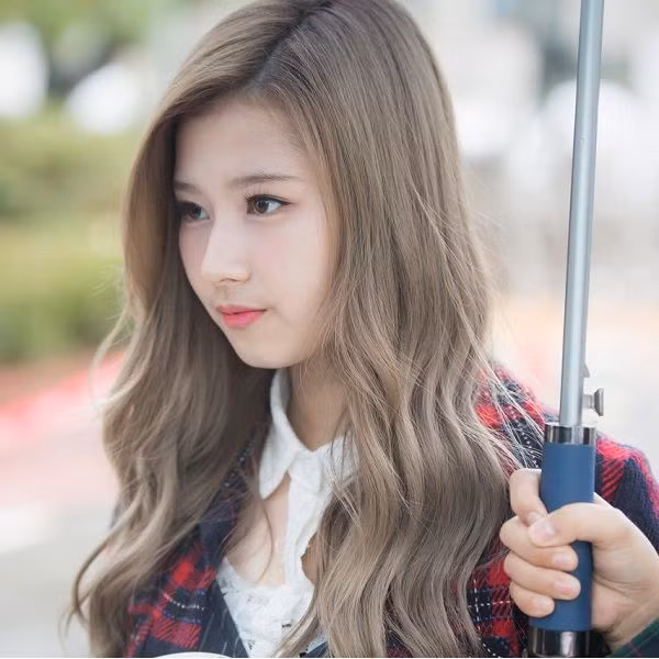 Nâu khói là màu tóc kết hợp giữa hai gam màu nâu và màu khói được nhiều cô nàng yêu thích. Đây là tông màu được nhiều sao Hàn lựa chọn.