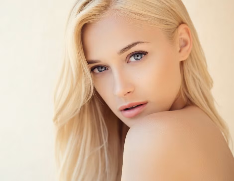 Tuy nhiều màu vàng sáng chỉ phù hợp với cô gái có làn da trắng.