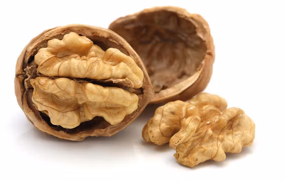 Quả óc chó: Ăn đúng loại acid béo có thể làm giảm nguy cơ mắc bệnh tiểu đường khi lớn tuổi. Theo nghiên cứu Đại học Harvard, các loại acid béo không bão hòa có trong quả óc chó giúp hạn chế nguy cơ mắc bệnh. Ảnh: Prevention.