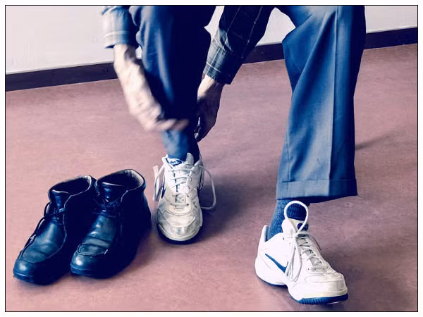 Những đôi tất chật, ôm khít và bó sát cơ thể có thể đem lại cho bạn dáng vẻ tương đối thời thượng, cá tính và sành điệu. Tuy nhiên, thói quen đi tất chật này lại tiềm ẩn nhiều mối nguy hại đối với sức khỏe. Ảnh: Boldsky.