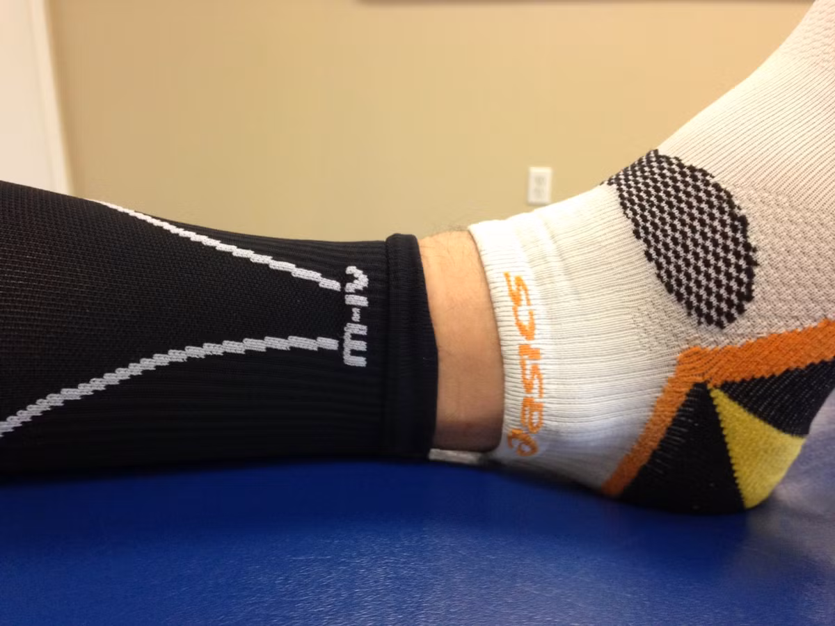 Làm tê chân: Triệu chứng tê chân tay như bị kim chích thường xuất hiện lan từ các đầu ngón ở tứ chi lan dần tới toàn bộ vùng bàn, cổ tay, cánh tay và tương tự ở chi dưới. Theo các chuyên gia, tê chân do đi tất chật không quá nghiêm trọng nhưng nếu bạn cứ tiếp tục kéo dài tình trạng này, bạn có thể mắc chứng teo cơ, nguy hiểm hơn là dẫn tới liệt. Ảnh: Postinjuryrunning.