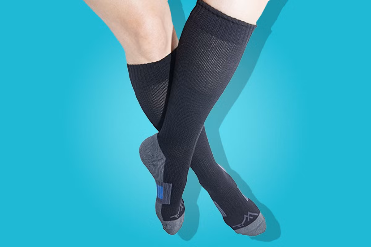 Gây nấm chân, mùi hôi chân: Nấm da chân là một bệnh do nấm gây ra ở lớp sừng ngoài cùng. Người bệnh thường có các nốt mẩn màu đỏ, có khi chảy máu, ngứa và đau rát. Việc tiếp xúc thường xuyên với môi trường thiếu vệ sinh, ẩm và bí như tất chật, giày chật thấm mồ hôi... cũng khiến bạn bị mắc bệnh. Ngoài ra, tất chật sẽ không làm thoát mồ hôi, tạo điều kiện ẩm ướt cho vi khuẩn, nấm phát triển mạnh, làm bốc mùi khó chịu ở chân. Ảnh: Nymag.