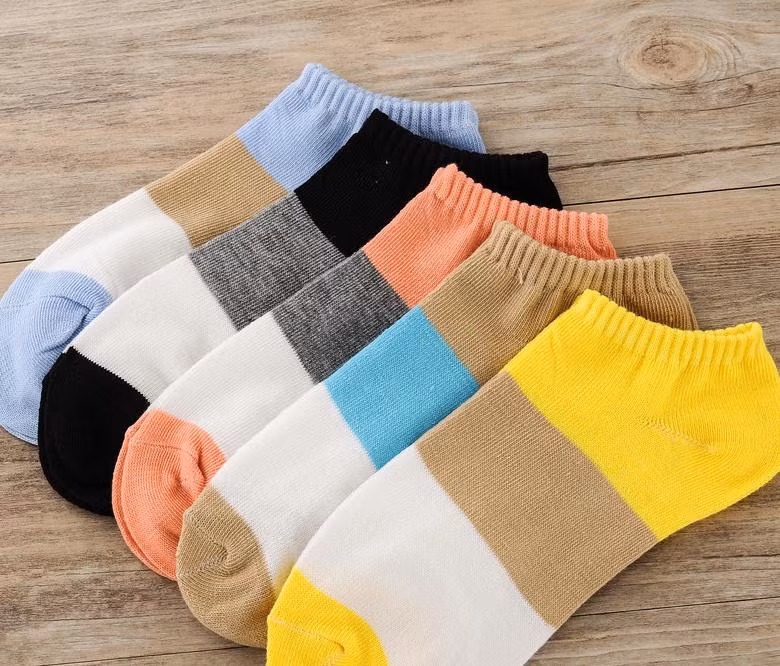 Để tránh những tác hại khôn lường của việc đeo tất chật và giúp chân bạn được thoải mái nhất có thể, bạn hãy chọn các đôi tất có kích cỡ vừa phải, không quá chật và không quá rộng, có tính đàn hồi. Đặc biệt, bạn cũng nên sử dụng tất làm từ cotton 100%, tránh loại làm từ sợi tổng hợp gây bí chân. Ảnh: Alicdn.