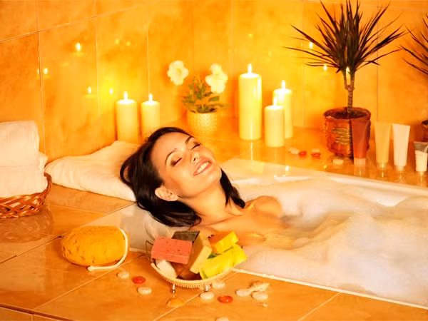 Một trong những lý do chúng ta nên tắm muối Epsom là giúp khôi phục magiê trong cơ thể. Theo các nghiên cứu, stress có thể làm giảm mức magiê của bạn. Việc tắm muối Epsom sẽ làm tăng mức magiê, thúc đẩy thư giãn và giúp cải thiện tâm trạng của bạn. Ảnh: Boldsky.