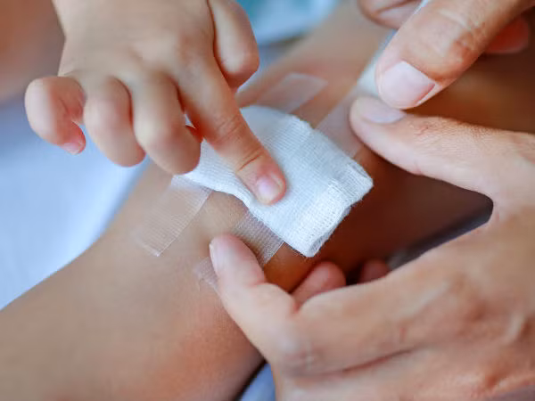 9. Đẩy nhanh tốc độ phục hồi vết thương: Beta-carotene tìm thấy trong nước ép cà chua rất quan trọng cho việc chữa lành vết thương. Nếu bạn đang bị nhiễm trùng hay có vết thương, hãy uống nhiều nước ép cà rốt bởi nó làm tăng khả năng lành vết thương của bạn nhanh hơn. Ảnh: Boldsky.