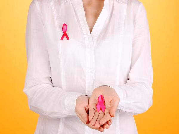 3. Ngăn ngừa ung thư: Nước cà rốt đóng vai trò như một chất chống ung thư. Mức carotenoid cao trong cà rốt giúp giảm bớt tình trạng ung thư bàng quang, tuyến tiền liệt, đại tràng và ung thư vú phát triển trong cơ thể. Ảnh: Boldsky.