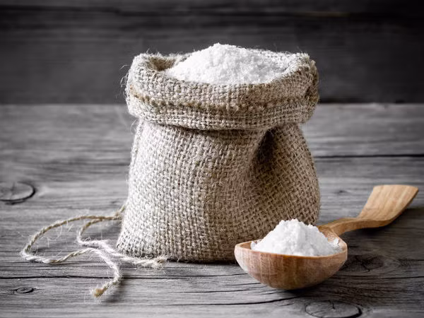 Các khoáng chất trong muối Epsom có thể được hấp thu vào cơ thể, ngấm vào máu. Khi bạn bị táo bón, hãy ngâm mình trong bồn tắm muối Epsom. Ảnh: Boldsky.