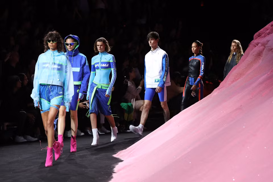 Phong cách đồ tập thể dục sẽ mang lại sự khỏe khoắn và năng động cho người mặc cũng gây sốt trên sàn diễn thời trang. Ảnh: Getty.