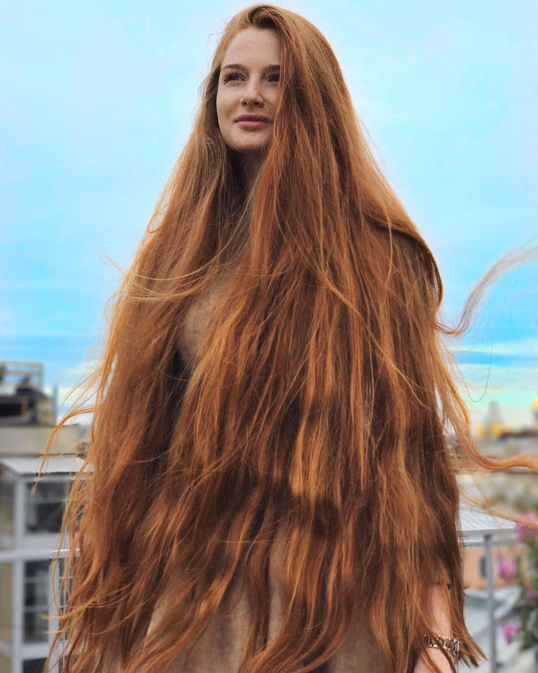 Lúc đó, Anastasia tìm đến một chuyên gia về tóc để cầu mong sự giúp đỡ và may mắn là việc điều trị và chăm sóc tóc lâu dài mang lại hiệu quả rõ rệt trên mái tóc của cô. Ảnh: Instagram.